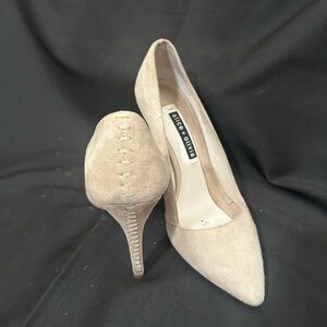 Alice + Olivia Beige Pointed Heels